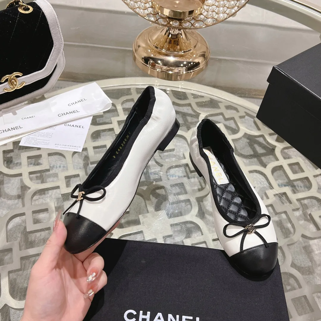 👟👟Ex-factory price 540👟👟 🌹🌹🌹2025 latest CHANEL Chanel early spring catwalk new model 🌸️Purchased the original version in Hong Kong and opened the mold exclusively. Top quality % genuine last developed with smooth lines. The shoe shape is perfect and can be safely entered and exited from the counter! Official website 1:1 production. 🇮🇹🇮🇹🇮🇹 Material: Mixed sheepskin imported from Italy & private molded double C buckle and letters are delicate, smooth, shiny and feel great! 💅The fabric and the feet are made of the same material, which is great on the feet! ! ! Color: black/apricot Code number: 34-40 (custom-made sizes 41 and 42 are non-refundable)